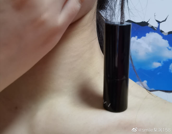 Dân mạng sốt rần rần với thử thách đặt son môi lên xương quai xanh: Vừa khoe được dáng mảnh mai lại vừa khoe được gia tài son 'khủng' - 12 Dân mạng sốt rần rần với thử thách đặt son môi lên xương quai xanh: Vừa khoe được dáng mảnh mai lại vừa khoe được gia tài son 'khủng' - 12