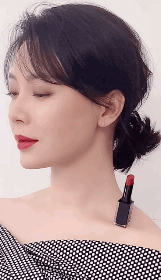 Dân mạng sốt rần rần với thử thách đặt son môi lên xương quai xanh: Vừa khoe được dáng mảnh mai lại vừa khoe được gia tài son 'khủng' Dân mạng sốt rần rần với thử thách đặt son môi lên xương quai xanh: Vừa khoe được dáng mảnh mai lại vừa khoe được gia tài son 'khủng'