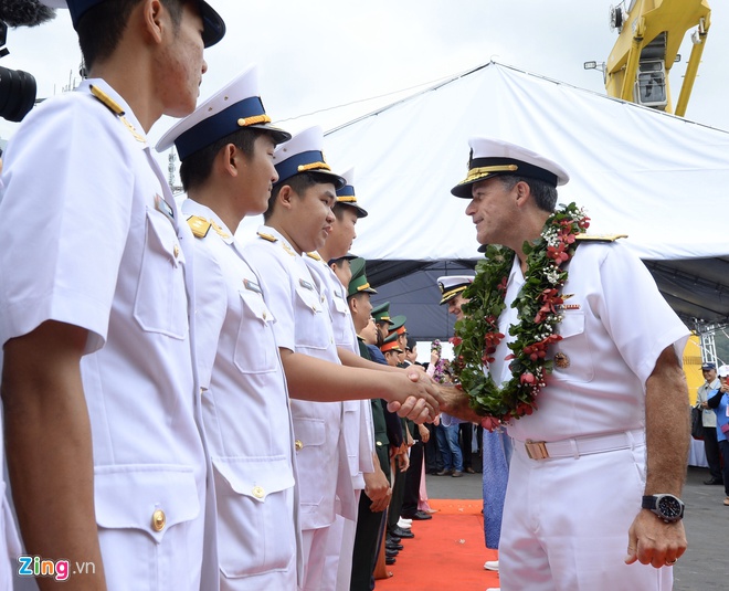 Thủy thủ đoàn tàu sân bay Mỹ lên bờ ở Đà Nẵng - 6 Thủy thủ đoàn tàu sân bay Mỹ lên bờ ở Đà Nẵng - 6