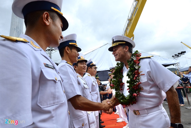 Thủy thủ đoàn tàu sân bay Mỹ lên bờ ở Đà Nẵng - 8 Thủy thủ đoàn tàu sân bay Mỹ lên bờ ở Đà Nẵng - 8