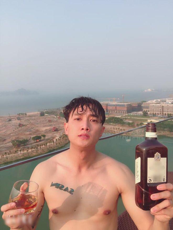 Không còn nữa body '6 múi dồn 1', Quốc Trường bất ngờ vén áo khoe cơ bụng săn chắc: Anh sắp quay trở lại? - 2 Không còn nữa body '6 múi dồn 1', Quốc Trường bất ngờ vén áo khoe cơ bụng săn chắc: Anh sắp quay trở lại? - 2