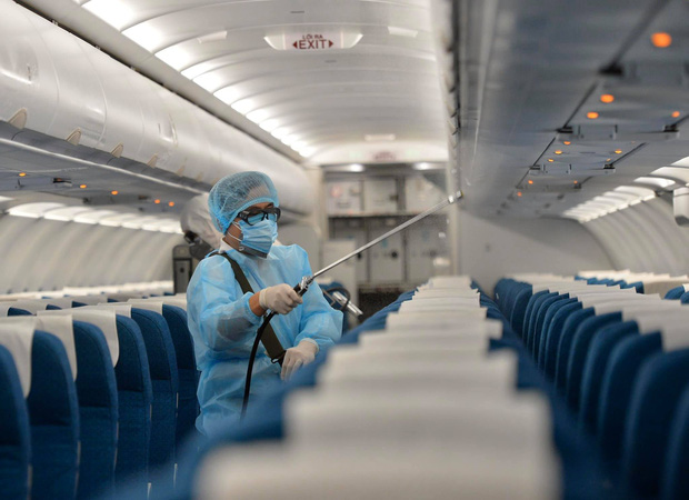 Những số ghế nào trên chuyến bay VN0054 được xem là tiếp xúc gần với bệnh nhân thứ 17?