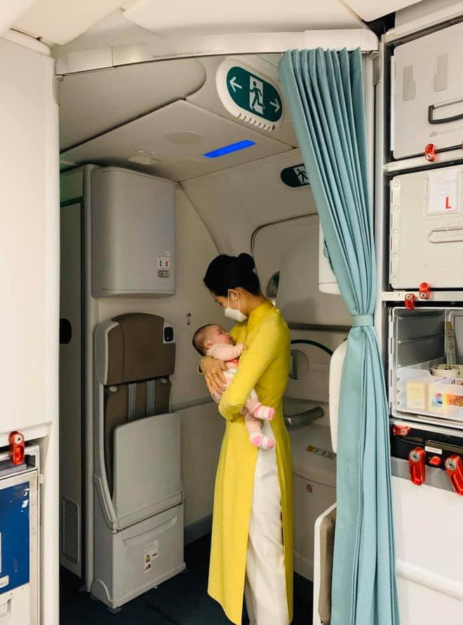 Câu chuyện xúc động phía sau hình ảnh nữ tiếp viên hàng không dỗ dành cháu bé trên chuyến bay từ Pháp về Việt Nam 'tránh dịch' - 1 Câu chuyện xúc động phía sau hình ảnh nữ tiếp viên hàng không dỗ dành cháu bé trên chuyến bay từ Pháp về Việt Nam 'tránh dịch' - 1
