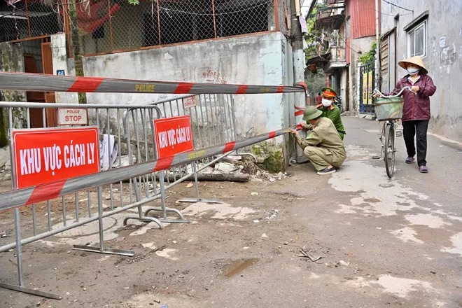 Hình ảnh dựng rào chắn cách ly, phun thuốc khử trùng đường phố Cầu Giấy, nơi bệnh nhân thứ 39 sinh sống - 1 Hình ảnh dựng rào chắn cách ly, phun thuốc khử trùng đường phố Cầu Giấy, nơi bệnh nhân thứ 39 sinh sống - 1