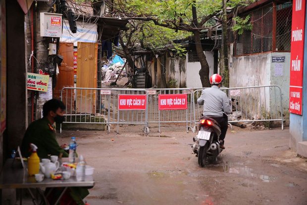 Hình ảnh dựng rào chắn cách ly, phun thuốc khử trùng đường phố Cầu Giấy, nơi bệnh nhân thứ 39 sinh sống - 2 Hình ảnh dựng rào chắn cách ly, phun thuốc khử trùng đường phố Cầu Giấy, nơi bệnh nhân thứ 39 sinh sống - 2