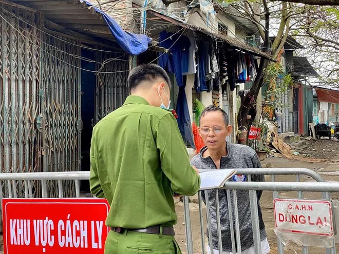 Hình ảnh dựng rào chắn cách ly, phun thuốc khử trùng đường phố Cầu Giấy, nơi bệnh nhân thứ 39 sinh sống - 5 Hình ảnh dựng rào chắn cách ly, phun thuốc khử trùng đường phố Cầu Giấy, nơi bệnh nhân thứ 39 sinh sống - 5