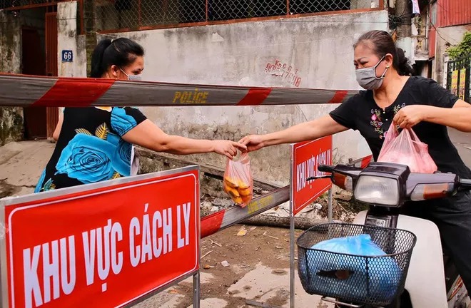 Hình ảnh dựng rào chắn cách ly, phun thuốc khử trùng đường phố Cầu Giấy, nơi bệnh nhân thứ 39 sinh sống - 6 Hình ảnh dựng rào chắn cách ly, phun thuốc khử trùng đường phố Cầu Giấy, nơi bệnh nhân thứ 39 sinh sống - 6