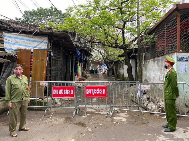 Hình ảnh dựng rào chắn cách ly, phun thuốc khử trùng đường phố Cầu Giấy, nơi bệnh nhân thứ 39 sinh sống Hình ảnh dựng rào chắn cách ly, phun thuốc khử trùng đường phố Cầu Giấy, nơi bệnh nhân thứ 39 sinh sống
