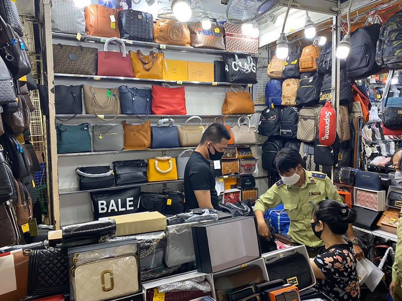 Tạm giữ hơn 1.500 'đồ hiệu' nhái tại Sài Gòn Square và chợ Bến Thành - 2 Tạm giữ hơn 1.500 'đồ hiệu' nhái tại Sài Gòn Square và chợ Bến Thành - 2
