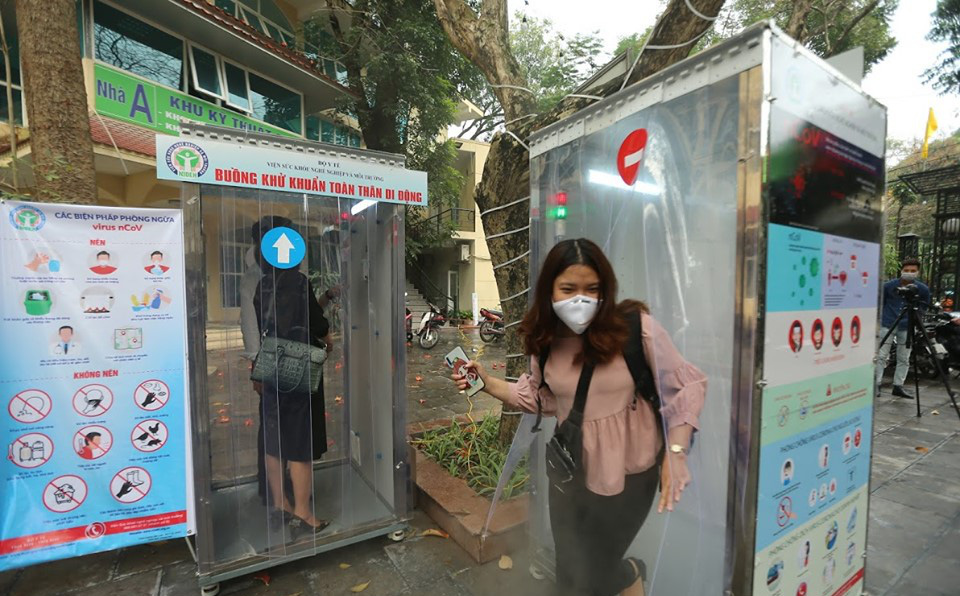 Buồng khử khuẩn toàn thân diệt 99,99% vi khuẩn chỉ 30s ở Hà Nội đảm bảo an toàn cho người dùng Buồng khử khuẩn toàn thân diệt 99,99% vi khuẩn chỉ 30s ở Hà Nội đảm bảo an toàn cho người dùng