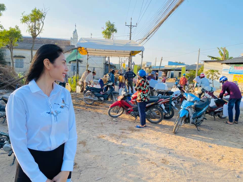 HOT: Thủy Tiên nhận được hơn 6 tỷ đồng để hỗ trợ bà con miền Tây đối phó với hạn mặn chỉ sau 39 giờ kêu gọi - 4 HOT: Thủy Tiên nhận được hơn 6 tỷ đồng để hỗ trợ bà con miền Tây đối phó với hạn mặn chỉ sau 39 giờ kêu gọi - 4