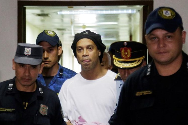 Tiền nhiều cũng không thể giúp được Ronaldinho
