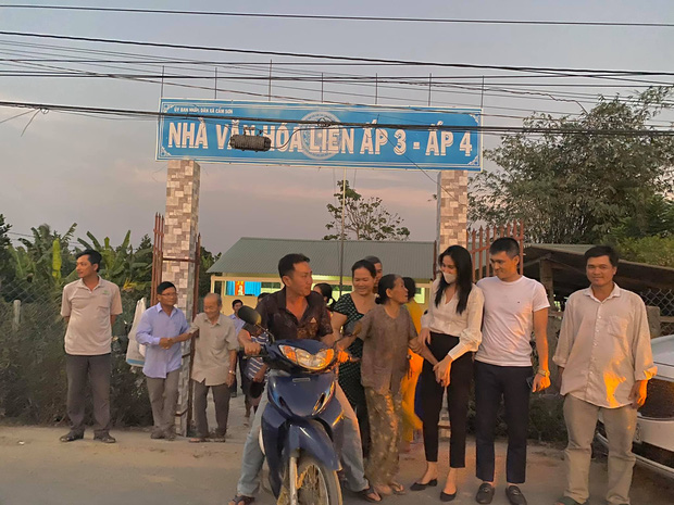 Hành trình giúp miền Tây vượt hạn mặn của Thủy Tiên: Bất chấp vết mổ vẫn chưa lành phải kiêng nắng gió vẫn cùng chồng đi khảo sát, số tiền kêu gọi đã lên tới 9 tỷ - 4 Hành trình giúp miền Tây vượt hạn mặn của Thủy Tiên: Bất chấp vết mổ vẫn chưa lành phải kiêng nắng gió vẫn cùng chồng đi khảo sát, số tiền kêu gọi đã lên tới 9 tỷ - 4