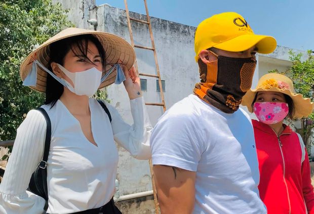 Hành trình giúp miền Tây vượt hạn mặn của Thủy Tiên: Bất chấp vết mổ vẫn chưa lành phải kiêng nắng gió vẫn cùng chồng đi khảo sát, số tiền kêu gọi đã lên tới 9 tỷ Hành trình giúp miền Tây vượt hạn mặn của Thủy Tiên: Bất chấp vết mổ vẫn chưa lành phải kiêng nắng gió vẫn cùng chồng đi khảo sát, số tiền kêu gọi đã lên tới 9 tỷ