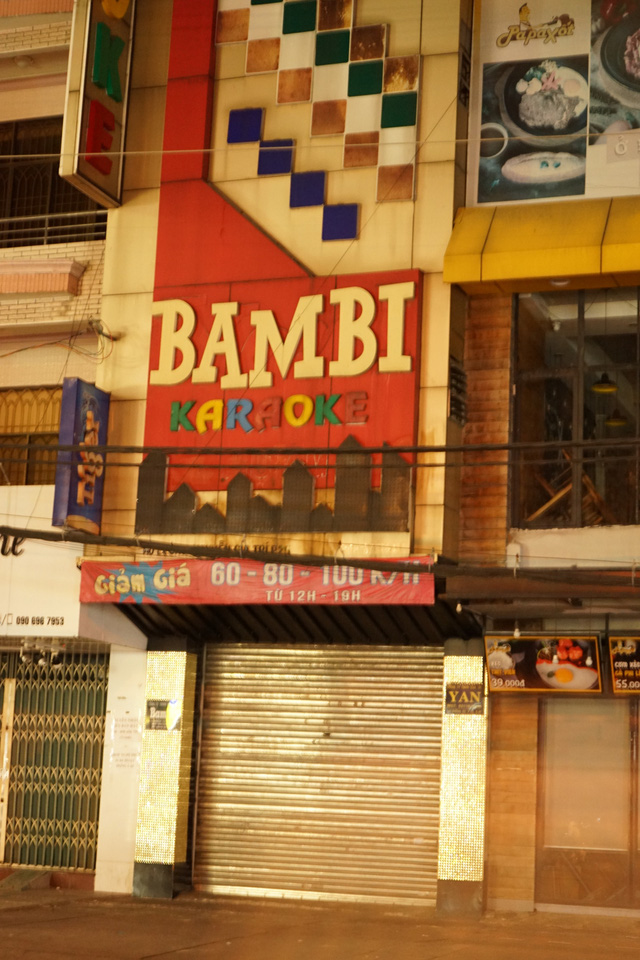 Các quán bar, karaoke, phố 'Tây' ở TP.HCM im lìm hiếm hoi trong những ngày dịch COVID-19 - 15 Các quán bar, karaoke, phố 'Tây' ở TP.HCM im lìm hiếm hoi trong những ngày dịch COVID-19 - 15