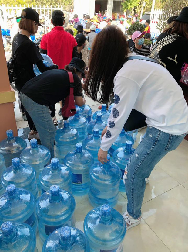 Hari Won mang 1610 bình nước ngọt xuống tận miền Tây để hỗ trợ bà con gặp hạn mặn - 1 Hari Won mang 1610 bình nước ngọt xuống tận miền Tây để hỗ trợ bà con gặp hạn mặn - 1