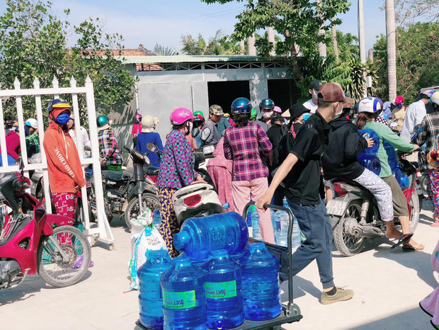 Hari Won mang 1610 bình nước ngọt xuống tận miền Tây để hỗ trợ bà con gặp hạn mặn - 2 Hari Won mang 1610 bình nước ngọt xuống tận miền Tây để hỗ trợ bà con gặp hạn mặn - 2