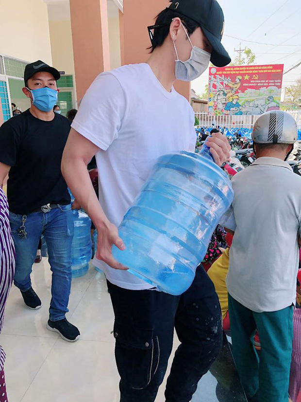 Hari Won mang 1610 bình nước ngọt xuống tận miền Tây để hỗ trợ bà con gặp hạn mặn - 4 Hari Won mang 1610 bình nước ngọt xuống tận miền Tây để hỗ trợ bà con gặp hạn mặn - 4