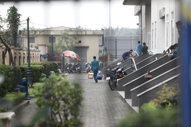Hà Nội: Hàng trăm người dân về khu cách ly tập trung trong đêm - 4 Hà Nội: Hàng trăm người dân về khu cách ly tập trung trong đêm - 4