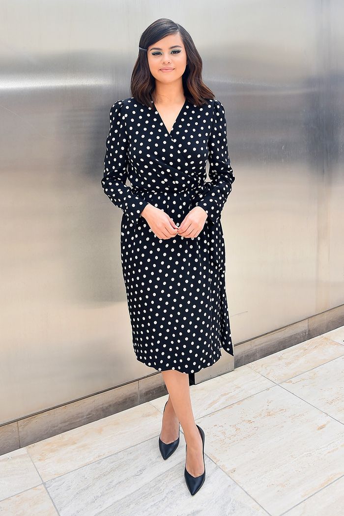 Lấy cảm hứng từ Selena Gomez, bạn sẽ nhận ra không sắm đồ chấm bi thì thiệt thòi cho phong cách quá! - 2 Lấy cảm hứng từ Selena Gomez, bạn sẽ nhận ra không sắm đồ chấm bi thì thiệt thòi cho phong cách quá! - 2