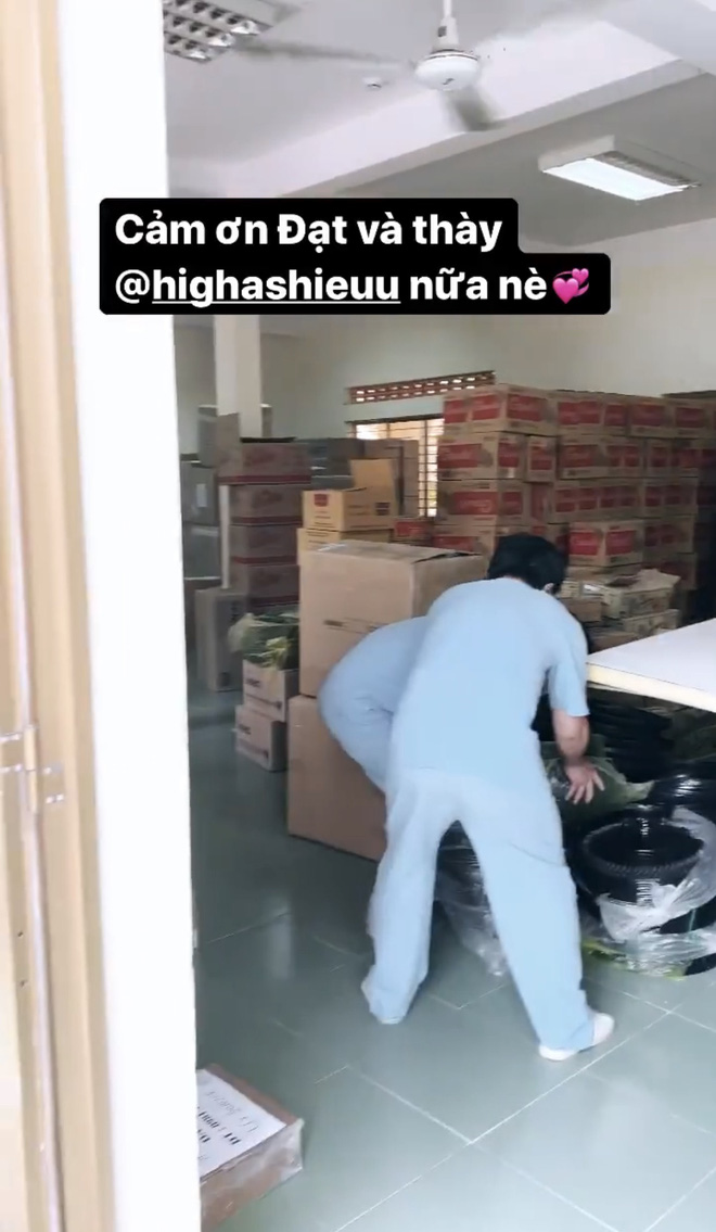 Vừa rời khỏi khu cách ly được 2 ngày Châu Bùi đã lao về và xách theo 140 cây quạt, 1000 chai nước rửa tay cho bệnh viện - 1 Vừa rời khỏi khu cách ly được 2 ngày Châu Bùi đã lao về và xách theo 140 cây quạt, 1000 chai nước rửa tay cho bệnh viện - 1