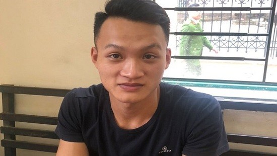 Tạm giữ lái xe taxi bỏ chạy, hất chiến sĩ CSGT lên nắp capo Tạm giữ lái xe taxi bỏ chạy, hất chiến sĩ CSGT lên nắp capo
