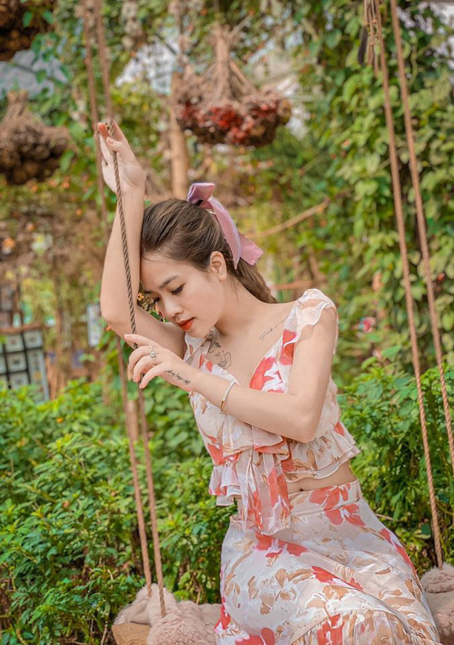 Sau khi Quang Hải và Nhật Lê quay lại, cô chủ tiệm nail cũng ngay lập tức thân thiết với một cầu thủ khác Sau khi Quang Hải và Nhật Lê quay lại, cô chủ tiệm nail cũng ngay lập tức thân thiết với một cầu thủ khác