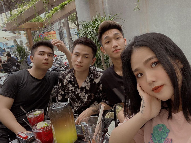 Sau khi Quang Hải và Nhật Lê quay lại, cô chủ tiệm nail cũng ngay lập tức thân thiết với một cầu thủ khác - 5 Sau khi Quang Hải và Nhật Lê quay lại, cô chủ tiệm nail cũng ngay lập tức thân thiết với một cầu thủ khác - 5
