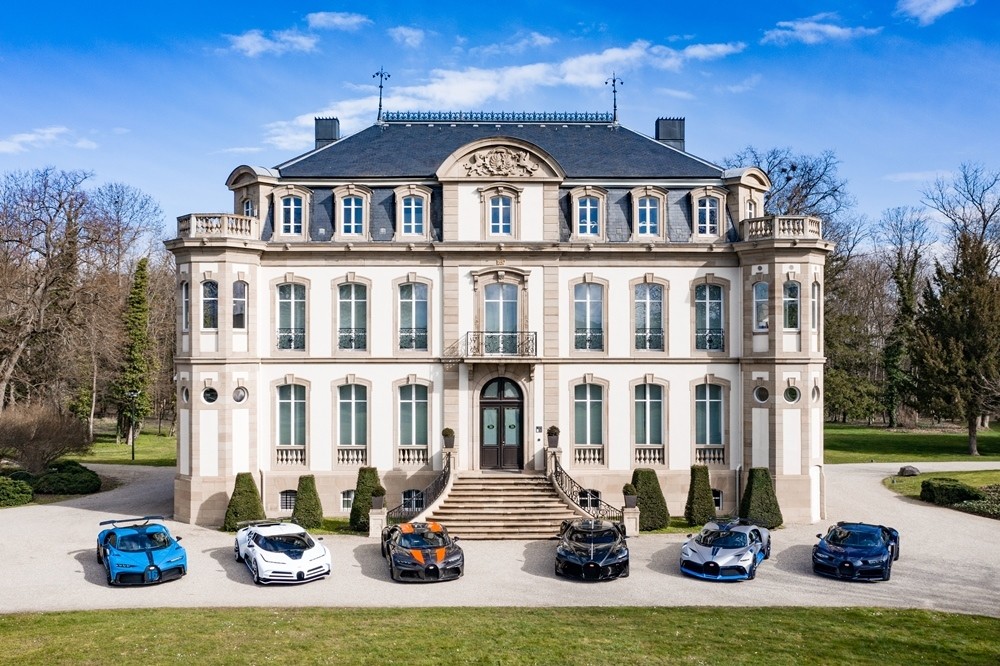 Đội hình siêu xe đắt đỏ, độc quyền nhất thế giới của Bugatti lần đầu tụ hội Đội hình siêu xe đắt đỏ, độc quyền nhất thế giới của Bugatti lần đầu tụ hội