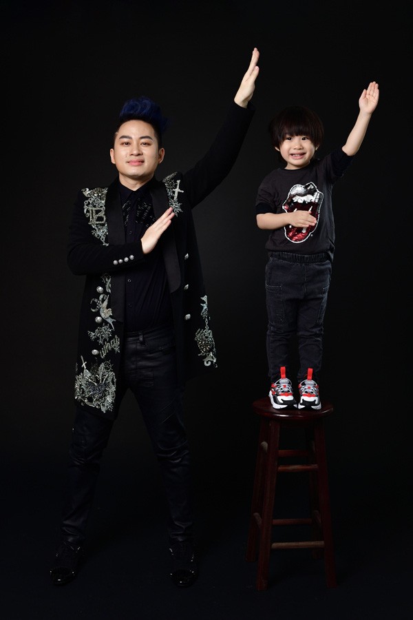 Con trai Tùng Dương hơn 4 tuổi đã lộ cá tính lẫn phong cách giống bố như đúc - 6 Con trai Tùng Dương hơn 4 tuổi đã lộ cá tính lẫn phong cách giống bố như đúc - 6