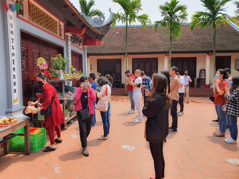 Không đeo khẩu trang, chen chúc lễ Phủ Tây Hồ bất chấp dịch Covid-19 - 10 Không đeo khẩu trang, chen chúc lễ Phủ Tây Hồ bất chấp dịch Covid-19 - 10