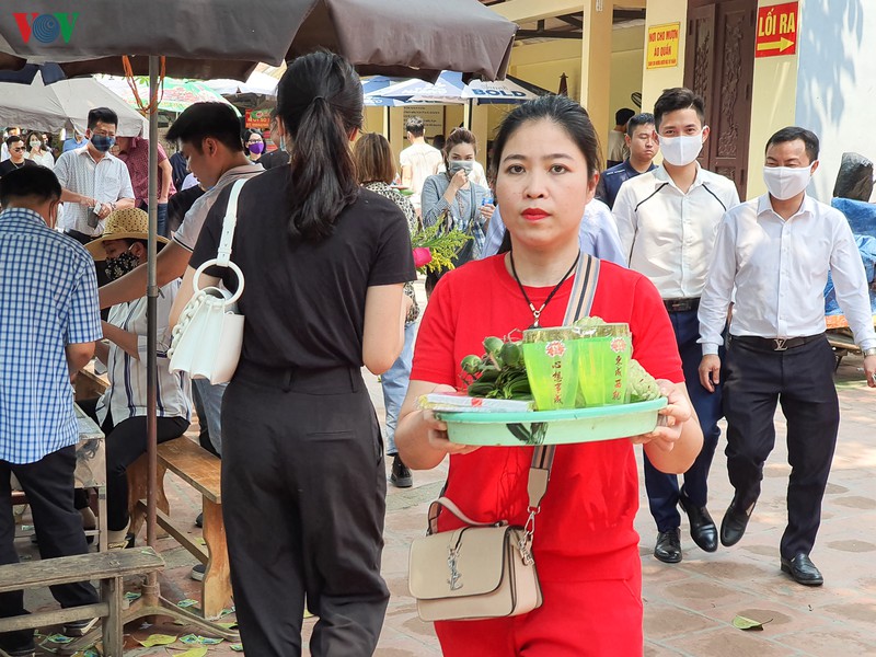 Không đeo khẩu trang, chen chúc lễ Phủ Tây Hồ bất chấp dịch Covid-19 - 9 Không đeo khẩu trang, chen chúc lễ Phủ Tây Hồ bất chấp dịch Covid-19 - 9