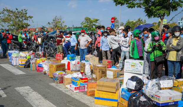 Trước tình cảnh quá tải người tiếp tế trong khu cách ly, Võ Hoàng Yến lên tiếng kêu gọi: 'Sức người có hạn, hãy tính toán kỹ lưỡng trước khi gửi đồ' Trước tình cảnh quá tải người tiếp tế trong khu cách ly, Võ Hoàng Yến lên tiếng kêu gọi: 'Sức người có hạn, hãy tính toán kỹ lưỡng trước khi gửi đồ'