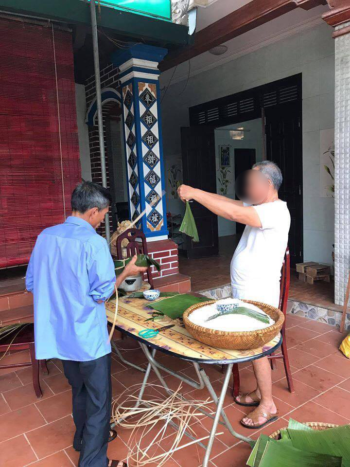 Thấy con cháu chán nản vì nghỉ dịch quá lâu, cụ ông quyết định cho cả nhà 'ăn Tết lần 2' với chiếc bánh chưng 'khổng lồ' - 1 Thấy con cháu chán nản vì nghỉ dịch quá lâu, cụ ông quyết định cho cả nhà 'ăn Tết lần 2' với chiếc bánh chưng 'khổng lồ' - 1