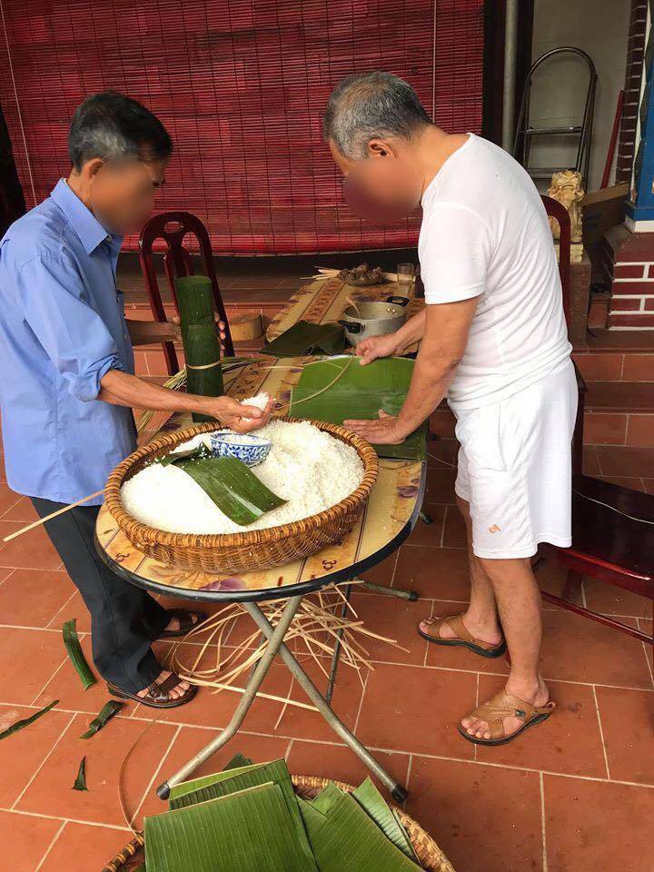 Thấy con cháu chán nản vì nghỉ dịch quá lâu, cụ ông quyết định cho cả nhà 'ăn Tết lần 2' với chiếc bánh chưng 'khổng lồ' - 2 Thấy con cháu chán nản vì nghỉ dịch quá lâu, cụ ông quyết định cho cả nhà 'ăn Tết lần 2' với chiếc bánh chưng 'khổng lồ' - 2