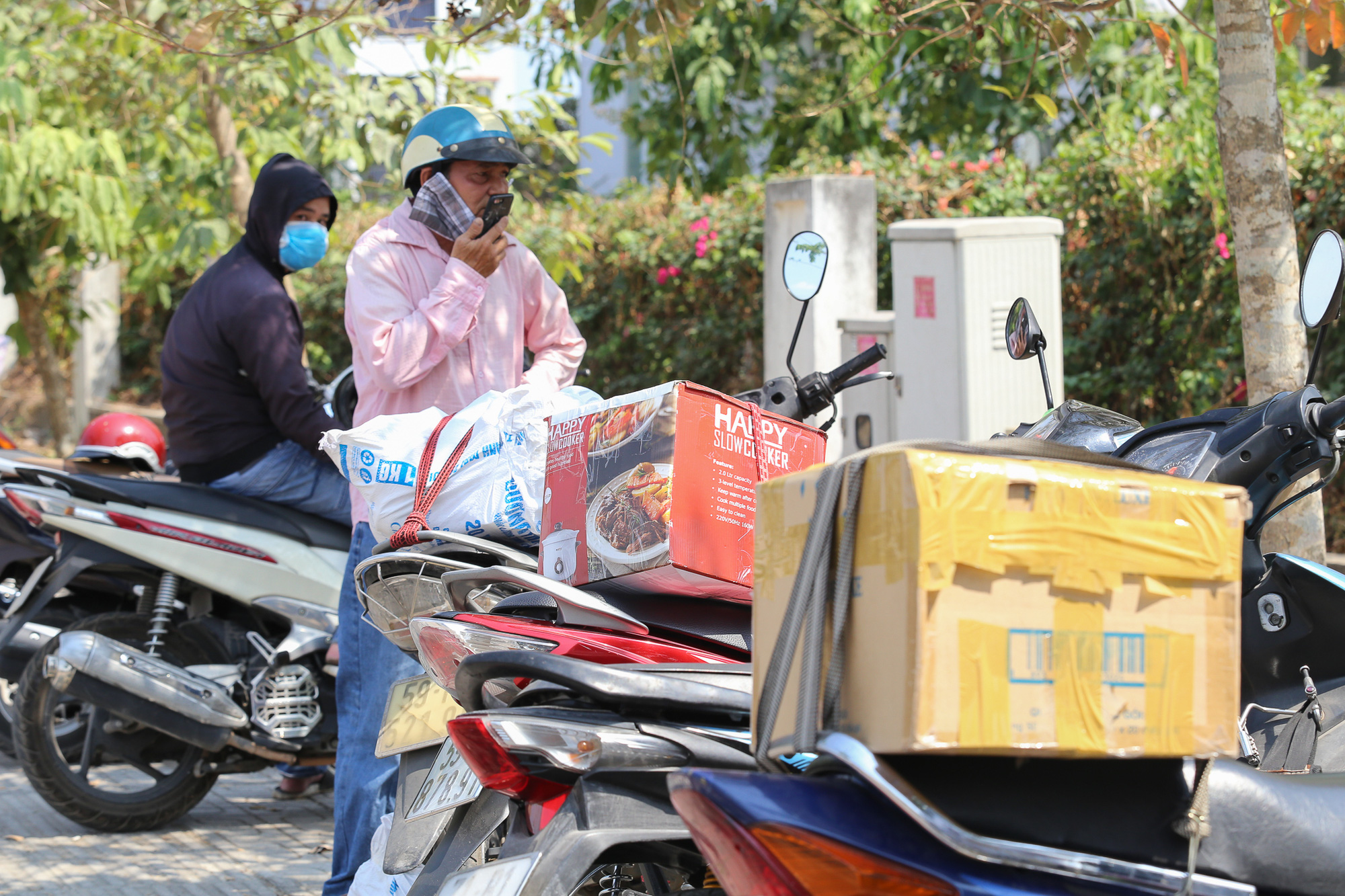 Ném cả vali hàng hóa vào khu cách ly KTX ĐH Quốc Gia bất chấp có thông báo ngưng nhận đồ tiếp tế - 4 Ném cả vali hàng hóa vào khu cách ly KTX ĐH Quốc Gia bất chấp có thông báo ngưng nhận đồ tiếp tế - 4