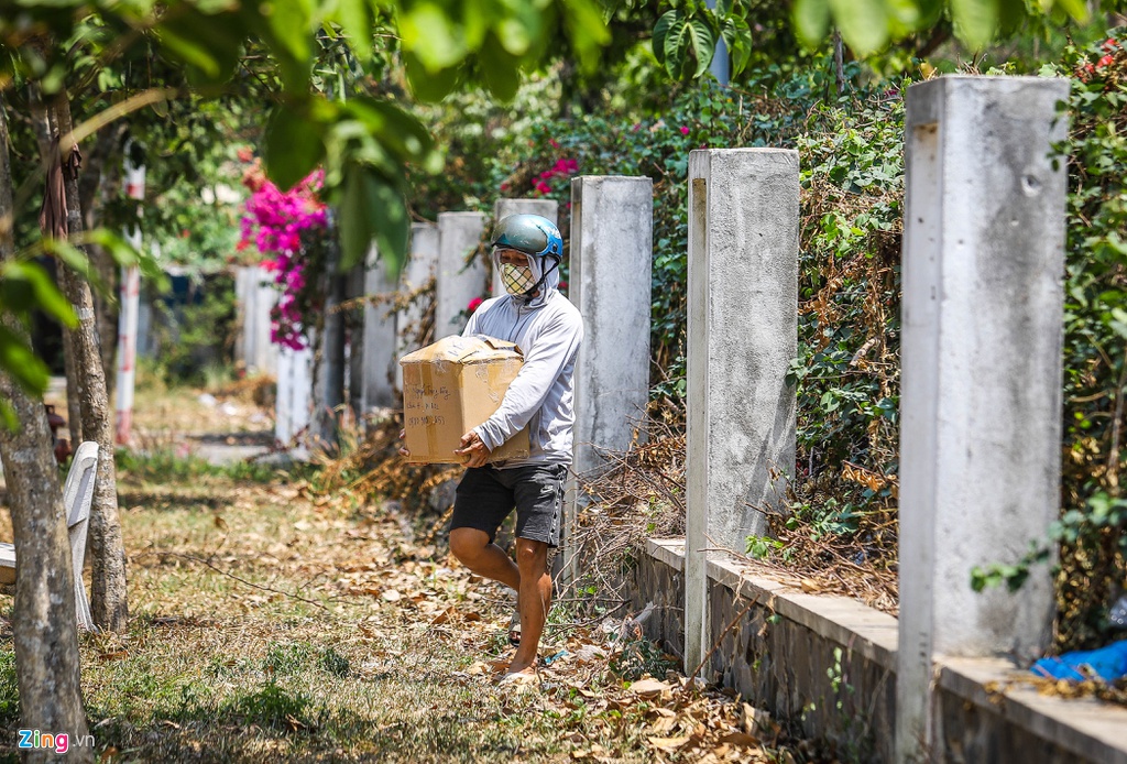 Ném cả vali hàng hóa vào khu cách ly KTX ĐH Quốc Gia bất chấp có thông báo ngưng nhận đồ tiếp tế - 7 Ném cả vali hàng hóa vào khu cách ly KTX ĐH Quốc Gia bất chấp có thông báo ngưng nhận đồ tiếp tế - 7