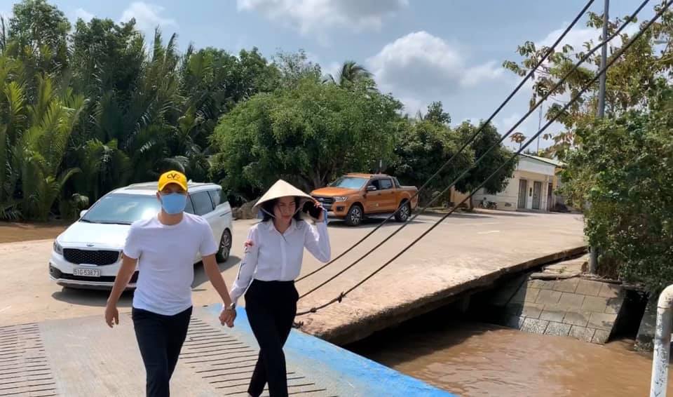 Thủy Tiên tiết lộ lý do không ghi tên mình trên bảng cảm ơn dù vất vả kêu gọi 13 tỷ đồng giúp hàng nghìn người dân miền Tây những ngày qua - 4 Thủy Tiên tiết lộ lý do không ghi tên mình trên bảng cảm ơn dù vất vả kêu gọi 13 tỷ đồng giúp hàng nghìn người dân miền Tây những ngày qua - 4
