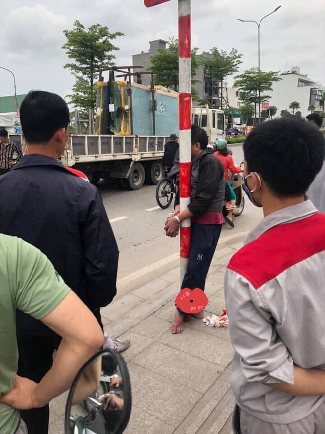 Lao đầu vào ô tô tự tử bất thành, người đàn ông bị tài xế trói vào cột biển báo ven đường nhưng lý do đằng sau lại khiến dân tình rơi nước mắt Lao đầu vào ô tô tự tử bất thành, người đàn ông bị tài xế trói vào cột biển báo ven đường nhưng lý do đằng sau lại khiến dân tình rơi nước mắt