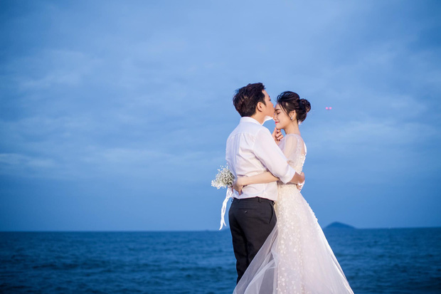 Sau 1 năm, Trường Giang - Nhã Phương cuối cùng đã tung trọn bộ ảnh đẹp trong lễ đính hôn bí mật tại bãi biển - 2 Sau 1 năm, Trường Giang - Nhã Phương cuối cùng đã tung trọn bộ ảnh đẹp trong lễ đính hôn bí mật tại bãi biển - 2