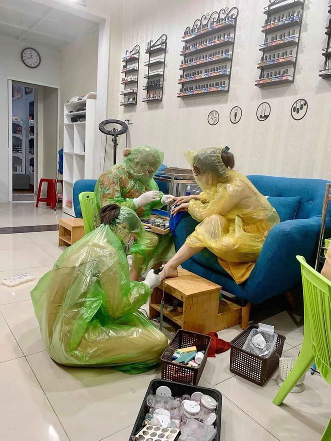 Trách dịch cũng phải đẹp, tạo hình của khách hàng lẫn nhân viên làm móng khiến dân tình cười nghiêng ngả Trách dịch cũng phải đẹp, tạo hình của khách hàng lẫn nhân viên làm móng khiến dân tình cười nghiêng ngả