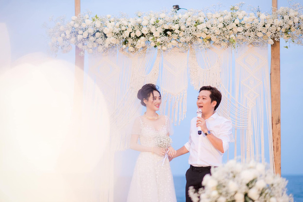 Sau 1 năm, Trường Giang - Nhã Phương cuối cùng đã tung trọn bộ ảnh đẹp trong lễ đính hôn bí mật tại bãi biển Sau 1 năm, Trường Giang - Nhã Phương cuối cùng đã tung trọn bộ ảnh đẹp trong lễ đính hôn bí mật tại bãi biển