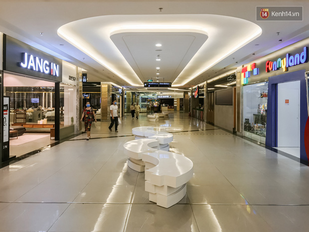 Cảnh tượng vắng chưa từng thấy tại loạt trung tâm thương mại đình đám nhất Sài Gòn, số người ra vào chỉ đếm trên đầu ngón tay - 13 Cảnh tượng vắng chưa từng thấy tại loạt trung tâm thương mại đình đám nhất Sài Gòn, số người ra vào chỉ đếm trên đầu ngón tay - 13