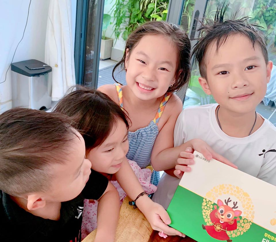 4 nhóc tỳ đồng loạt nghỉ ở nhà tránh dịch, vợ chồng Lý Hải nghĩ ra cách 'giết thời gian' cực kỳ bổ ích cùng các con - 8 4 nhóc tỳ đồng loạt nghỉ ở nhà tránh dịch, vợ chồng Lý Hải nghĩ ra cách 'giết thời gian' cực kỳ bổ ích cùng các con - 8