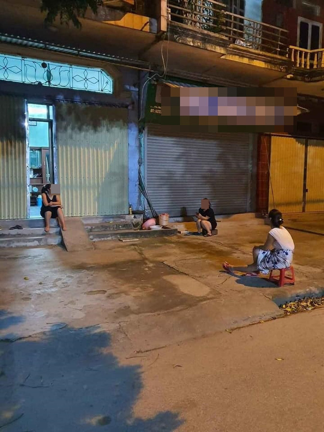 Sợ dịch vẫn không thể bỏ thói quen buôn chuyện, 4 bà hàng xóm 'lách luật' theo cách không ai ngờ Sợ dịch vẫn không thể bỏ thói quen buôn chuyện, 4 bà hàng xóm 'lách luật' theo cách không ai ngờ