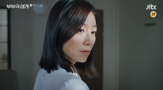 'The World Of The Married' của 'chị đại' Kim Hee Ae vừa mở màn đã có màn ân ái táo bạo, rating vượt qua cả 'Crash Landing On You' - 4 'The World Of The Married' của 'chị đại' Kim Hee Ae vừa mở màn đã có màn ân ái táo bạo, rating vượt qua cả 'Crash Landing On You' - 4