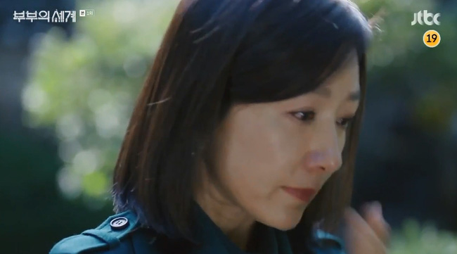 'The World Of The Married' của 'chị đại' Kim Hee Ae vừa mở màn đã có màn ân ái táo bạo, rating vượt qua cả 'Crash Landing On You' - 11 'The World Of The Married' của 'chị đại' Kim Hee Ae vừa mở màn đã có màn ân ái táo bạo, rating vượt qua cả 'Crash Landing On You' - 11