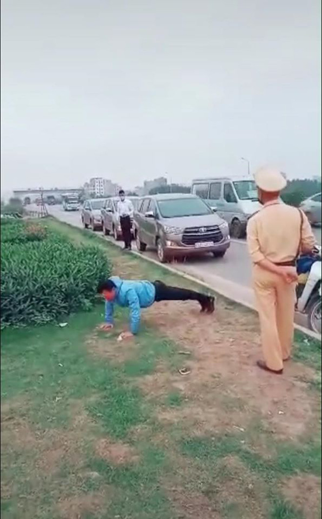 Tài xế không đeo khẩu trang bị CSGT phạt.... chống đẩy giữa đường Tài xế không đeo khẩu trang bị CSGT phạt.... chống đẩy giữa đường