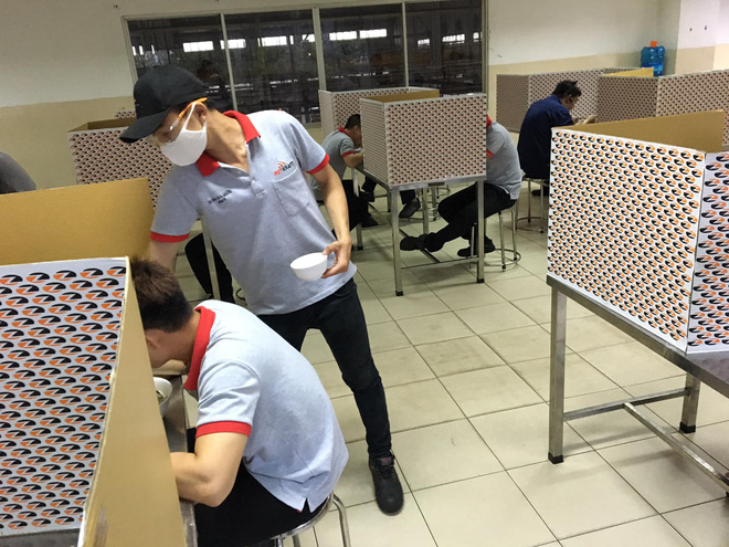 Thanh niên khoe nhà ăn 'không đụng hàng' của công ty: Dựng bìa các - tông để nhân viên ngồi ăn riêng tránh dịch - 1 Thanh niên khoe nhà ăn 'không đụng hàng' của công ty: Dựng bìa các - tông để nhân viên ngồi ăn riêng tránh dịch - 1
