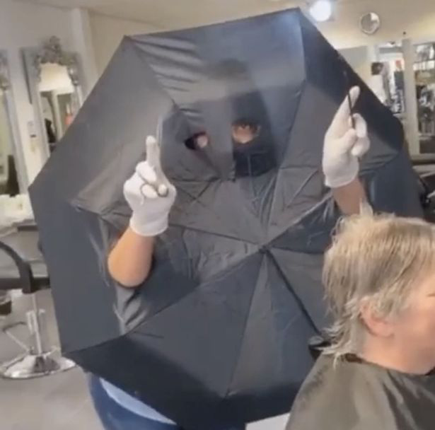 Tiệm salon nghĩ ra cách cắt tóc bá đạo đối phó với dịch Covid-19 - 1 Tiệm salon nghĩ ra cách cắt tóc bá đạo đối phó với dịch Covid-19 - 1